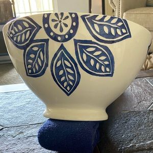 NWOT LARGE WHITE CERAMIC BOWL WITH BLUE FLORAL PRINT. USED AS DISPLAY ONLY.